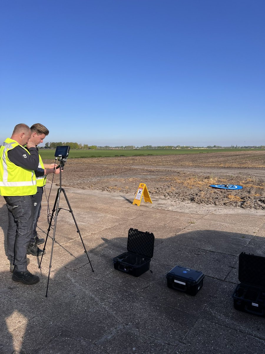 Mariska_Eggens's tweet image. Gistermorgen gingen ze met een drone over de #plasdas. We vonden nog mooi 2 nestjes van de #tureluur en 1 nest van de #kievit de #grutto zat ook op het nest. In totaal komen we iig op 37 nesten! Dat is meer dan vorig jaar! 
#weidevogelbeheer
#boerennatuur💚
#gangbare_akkerbouw🌱