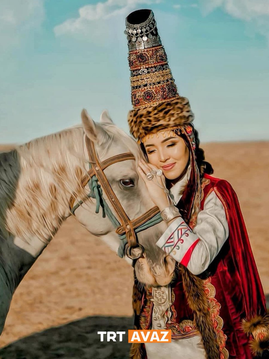 Yöresel kıyafeti ve atıyla Kazak Türkü... 🇰🇿
