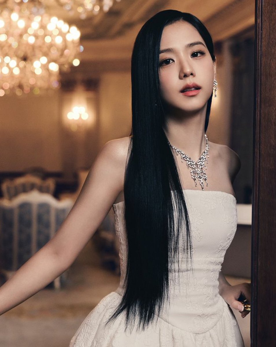 Cartier Global Ambassador #JISOO for the High Jewelry gala celebrating Le Voyage Recommencé, in Seoul.