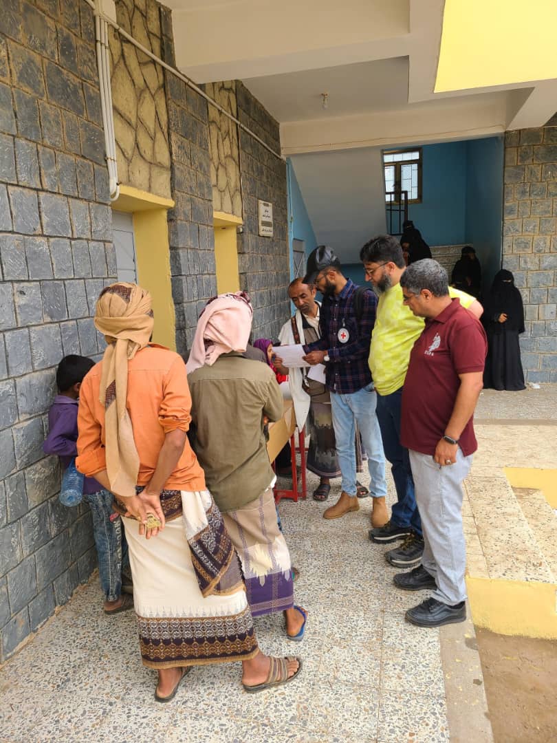 Crowded with many displaced families living in difficult conditions, Hays is located near the frontlines in #Hodeidah. In cooperation with @YemenCrescent, the ICRC recently distributed cash assistance to 2,400 families to help them buy essential food items and other necessities.