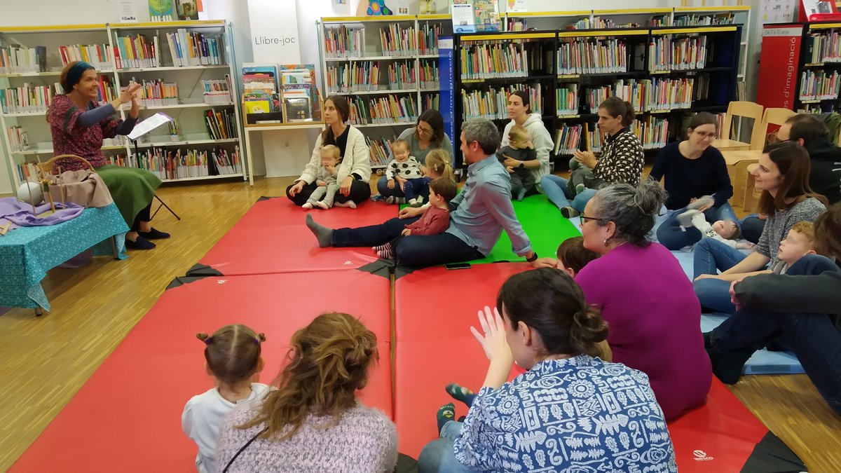 El divendres passat, la Marta Arnaus, va fer gaudir els més menuts i les seves famílies, amb petites històries d’animalons. Només amb les mans, unes petites titelles i unes dolces cançons, ens va regalar un munt d’emocions. #bibliovendrell #activitats #salainfantil