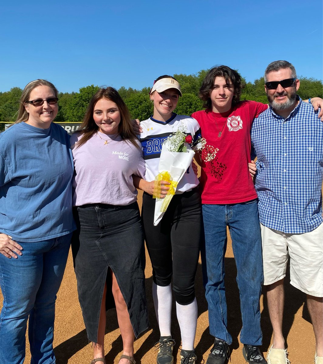 Softball Senior Night 🥎

Congratulations to Lorelei Spradlin and her Family!