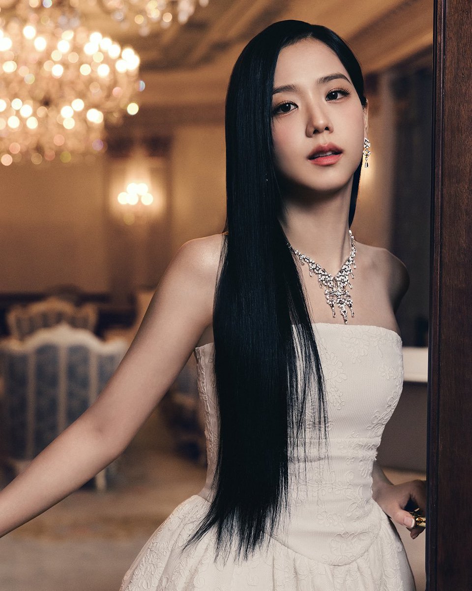 JISOO luce hermosa en la gala de Cartier Le Voyage Recommencé😍🌹 #JISOO #FLOWER #지수 #꽃 #AllEyesOnMe #ME @BLACKPINK @officialBLISSOO