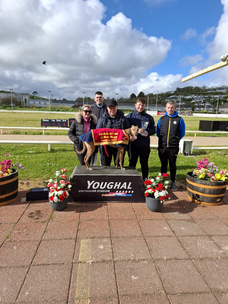 Da Little Rocket winner of The Ballyhimikin Jet @ Stud A2 Stake. Members of the B Y K Syndicate accept the winners trophy. Well done all @YglGreyhound