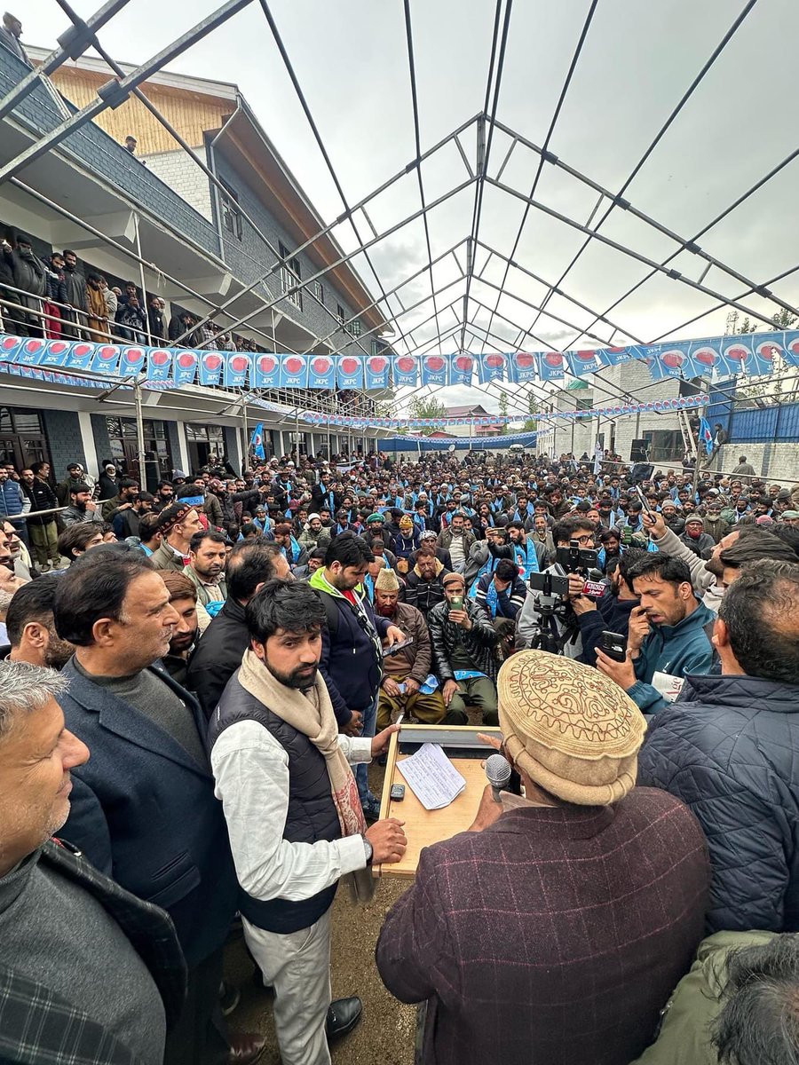 DarRahil's tweet photo. Thrilled to welcome brother @rahie_mustafa and all his supporters from Kalaroos Kupwara Constituency, to the @JKPCOfficial family! Together, we'll continue to work tirelessly for the betterment of our people. #PCWAVE https://t.co/WW6PXp4SY9