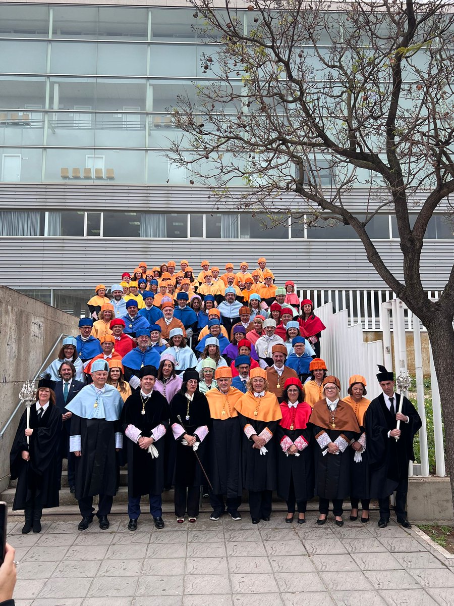 UNIAuniversidad's tweet photo. Nuestro rector, @jigarper, ha acompañado hoy el acto de investidura como Doctor Honoris Causa del escritor @simon_dolan en la @unihuelva, donde también ha firmado el Libro de Honor.🤝🎓

#HonorisCausa #Huelva #UHU https://t.co/LaxrkNxW8Z