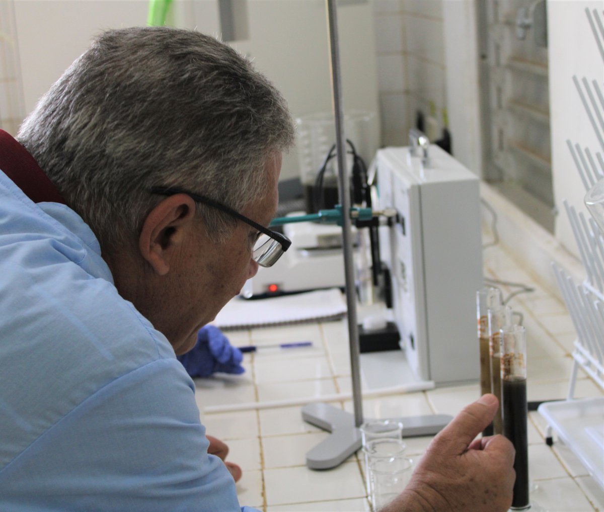 EE_IndioHatuey's tweet photo. La relación FOS/TAC es reconocida desde hace tiempo como valor guía para evaluar los procesos de fermentación.  
👩‍🔬🧑‍🔬Especialistas del Lab. Bioenergía en la Estación realizan este análisis.
#PericoEnVictoria #MatancerosEnVictoria #JuntosPorMás #CienciaCubana #EnergíasRenovables https://t.co/UQOQZmEcmP