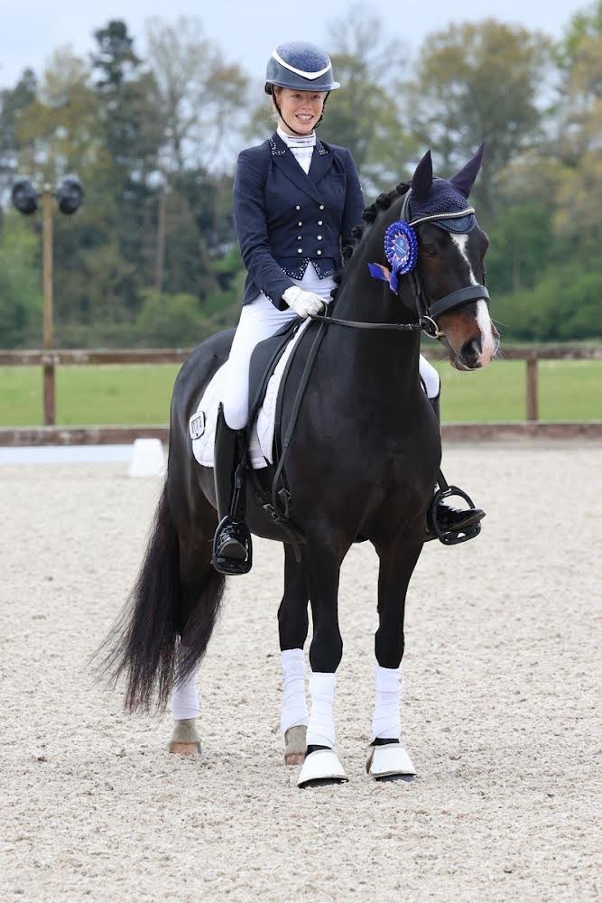 Llongyfarchiadau! Mae'r ddwy chwaer Morgan a Madi Haerr bellach yn farchogion Rhyngwladol Prydain Fawr a byddant yn ymgyrchu 3 cheffyl rhyngddynt wythnos nesaf yn Hickstead! Congratulations! Both the Haerr sisters Morgan & Madi Haerr are now GB International riders 🐎