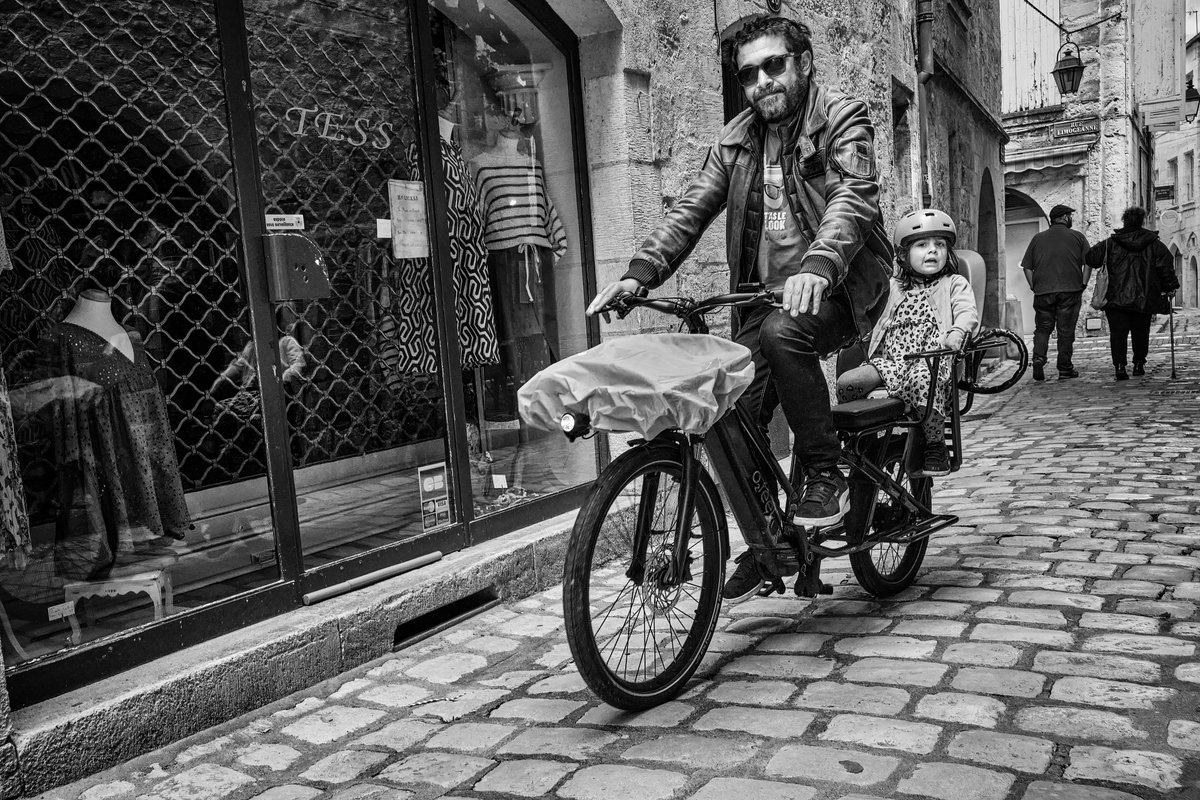 Electric cargobike with Dad #Périgueux #Périgord #Dordogne #France #cargobike #vélocargo #mobilitédurable #candid #streetphotography #streetphotographer #zonestreet #urbanexploration #blackandwhite #fujifilmstreet #fujifeed #fujifilm_xseries #fujifilmXT5 #XF18_55 @fujifilmfrance