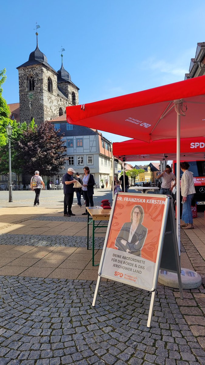 Die @spdbt hat heute in #Oschersleben Halt gemacht. Eine schöne Gelegenheit für mich als Vorsitzender der SPD vor Ort, um gemeinsam mit @FKerstenMdB und @MartinKroeber das Gespräch mit den Menschen auf dem Marktplatz zu suchen. Bei bestem Wetter und mit leckerem Eis! ☀️🍦