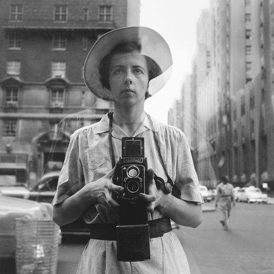 Autoportrait, NY.
📷: Vivian Maier (1955).