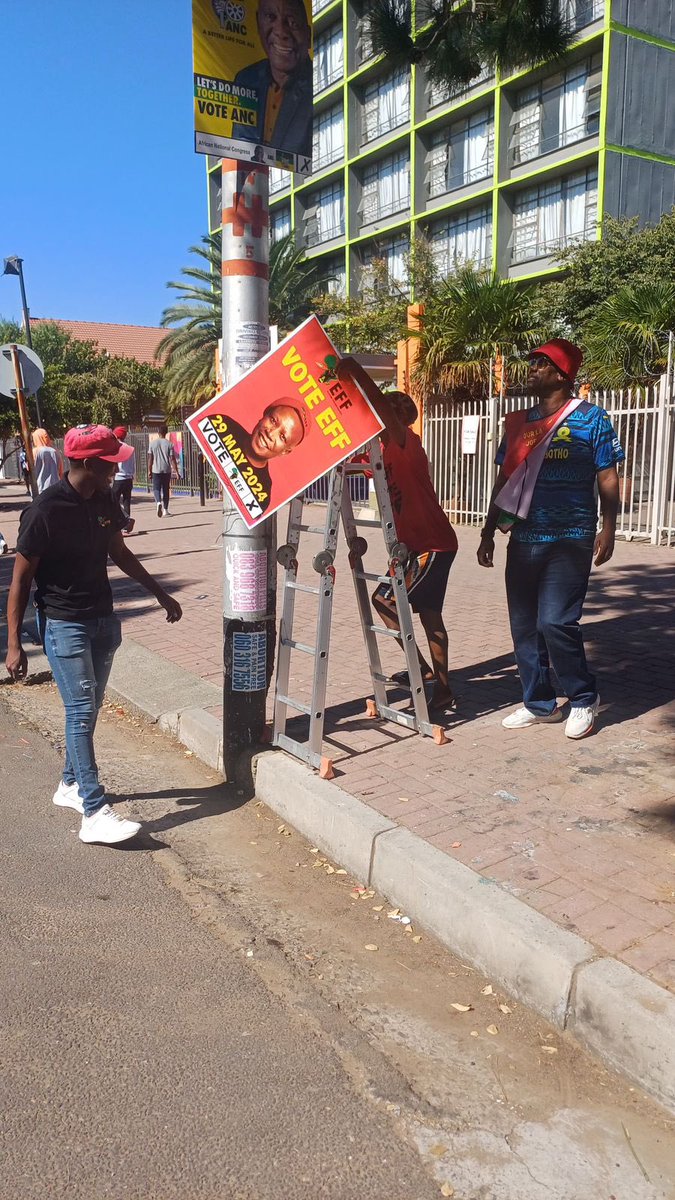 ♦️In Pictures♦️

Free State EFF Mlungisi Madonsela Battalion painting the streets of Bloemfontein RED. 

LAND AND JOBS NOW, STOP LOADSHEDDING 

#VoteEFF
#MlungisiMandonselaBattalion