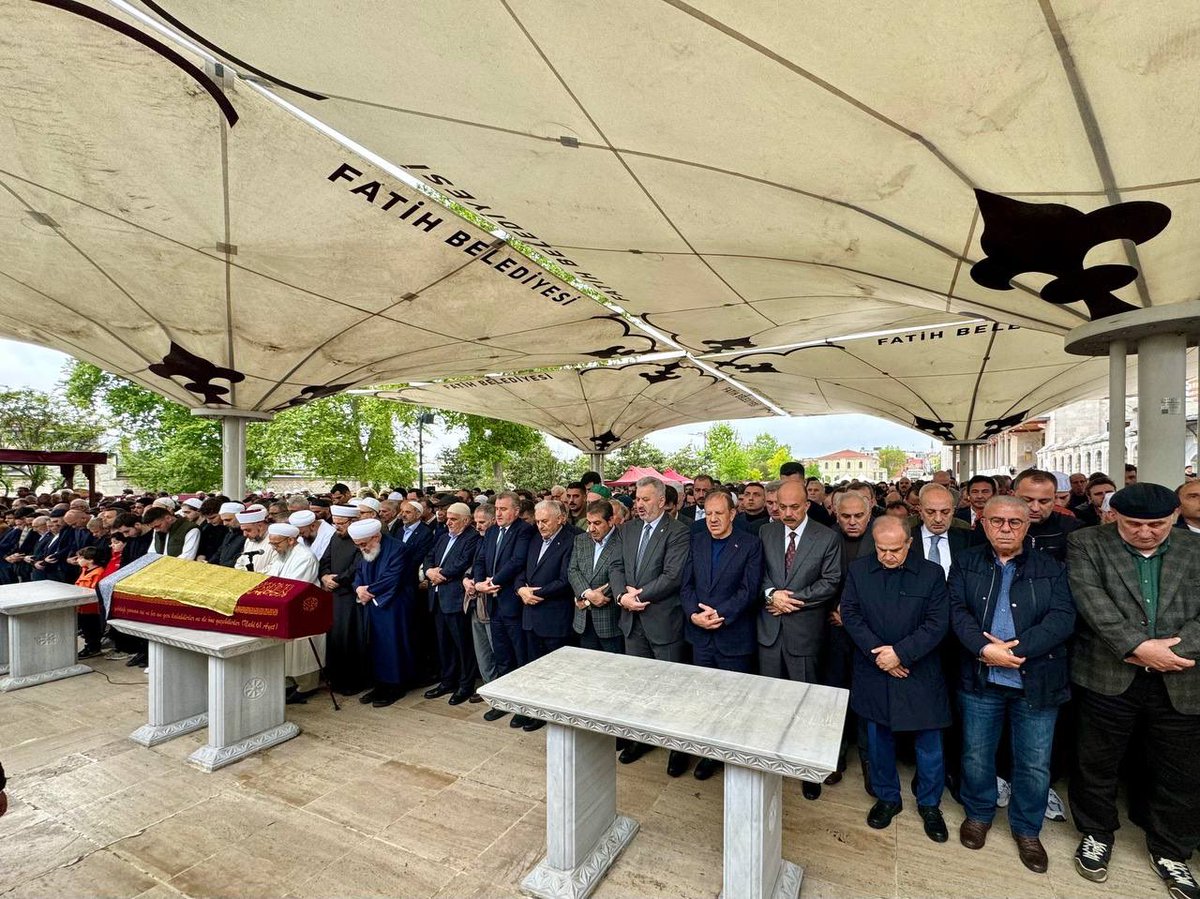 Albayrak Grubu Yönetim Kurulu Başkanı Sn. Ahmet Albayrak’ın kıymetli annesi Gülbeyaz Albayrak'ı, Fatih Camii'nde kılınan cenaze namazının ardından Hakk'a uğurladık. Gülbeyaz teyzemize Allah'tan rahmet; ailesi ve sevenlerine başsağlığı diliyorum. Mekanı cennet olsun.