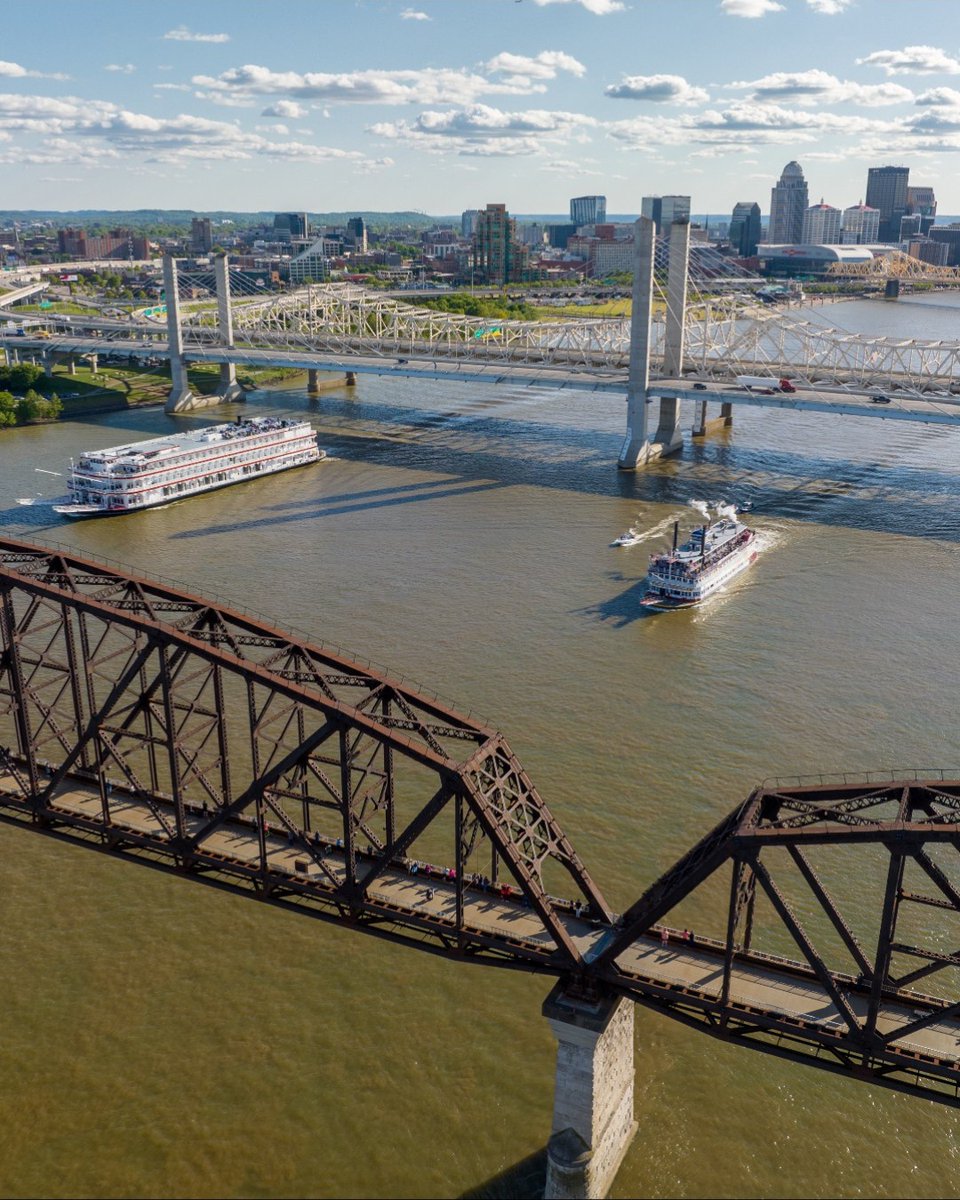 One of the @KyDerbyFestival's most unique and treasured traditions returns to the Ohio River tomorrow night starting at 6pm as the Belle of Louisville takes on the Belle of Cincinnati in the annual Great Steamboat Race! ⛴️💨 discover.kdf.org/great-steamboa…