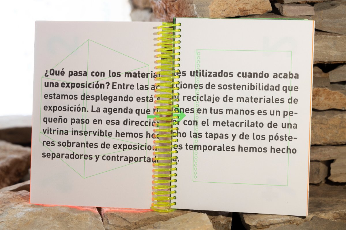 Has pensat alguna vegada com es pot reutilitzar els materials promocionals? Doncs… això abans era una vitrina que donava la benvinguda a #Noésfàcilservalenciàovalenciana. Ara s'ha convertit en una agenda que ens dóna la benvinguda a cada mes. Demà 👋 maig!

♻️ #LETNO