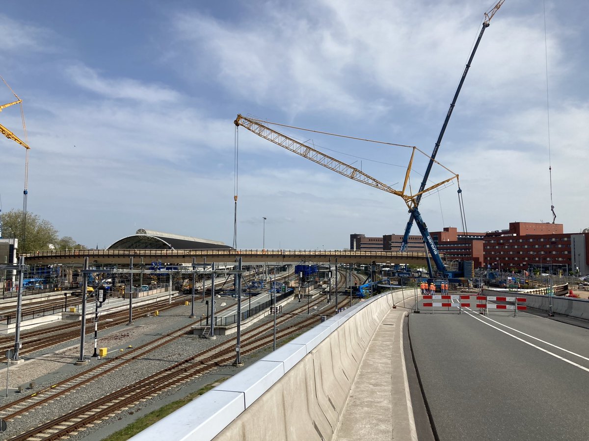 In Zwolle gekeken naar de bouw van de Passerelle, de toekomstige loopbrug van het Stationsplein naar Hanzeland. Pas in 2025 is de brug klaar om te belopen.