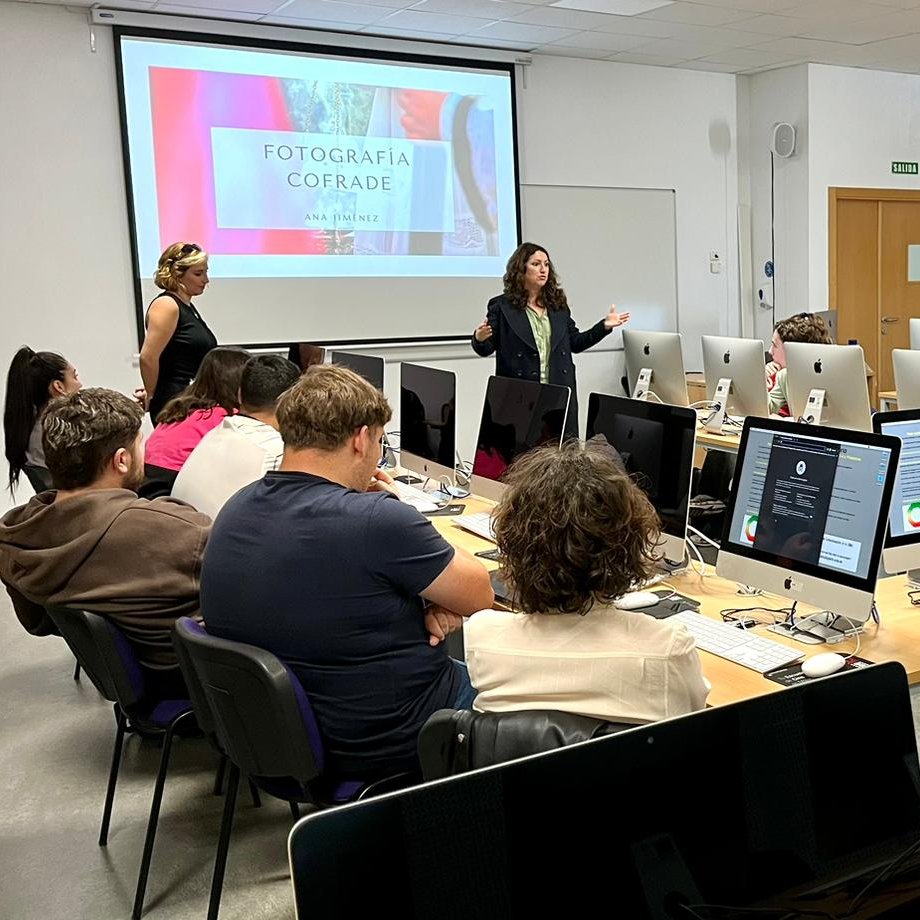 bellapalomo's tweet photo. Gracias a Elio Leturia (@bancodevoces) por sumergirnos hoy en #periodismoUMA @infoUMA en la historia del fotoperiodismo peruano a través de sus mejores imágenes 📸y a @anajimenezfotos por desvelarnos que el fotoperiodismo cofrade también tiene su riesgo 🧗‍♂️. https://t.co/qUf7z3zy8Y