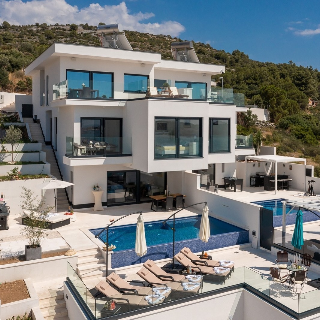 👀A crystal-clear sea and breathtaking beach are just outside the door of this extraordinary villa.

#ExtraordinaryPropertyOfTheDay represented by sothebysrealty.croatia. Learn more at the link in bio. via @sothebysrealty