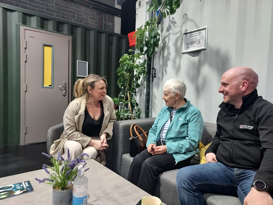 Ag ullmhú do na ranganna Gaeilge!

Getting ready for the Irish classes!

Beidh daoine fásta as Baile Chlár na Gaillimhe ag tosú ar ranganna Gaeilge sa pháirc corporáideach amárach.

#gaeilge ❤️#pleanáilteanga