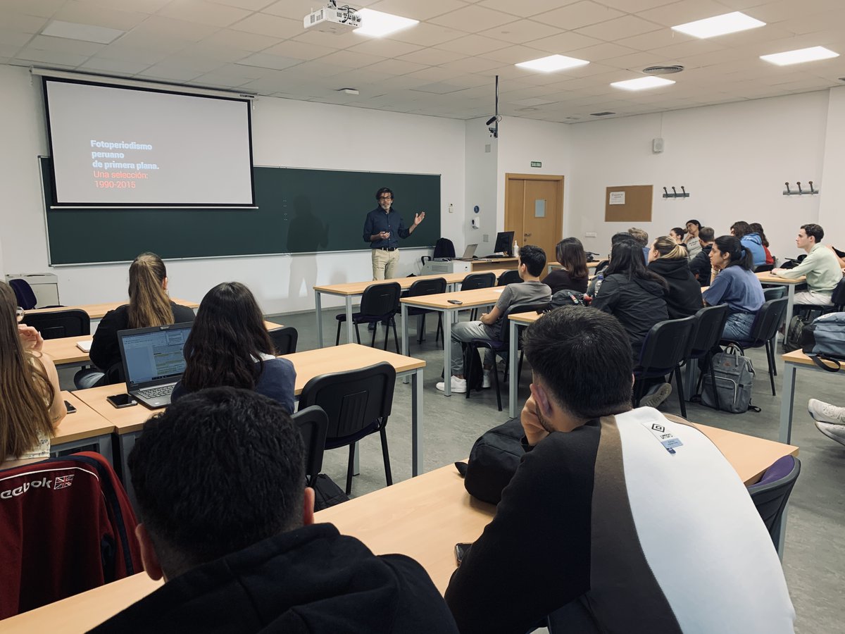 bellapalomo's tweet photo. Gracias a Elio Leturia (@bancodevoces) por sumergirnos hoy en #periodismoUMA @infoUMA en la historia del fotoperiodismo peruano a través de sus mejores imágenes 📸y a @anajimenezfotos por desvelarnos que el fotoperiodismo cofrade también tiene su riesgo 🧗‍♂️. https://t.co/qUf7z3zy8Y