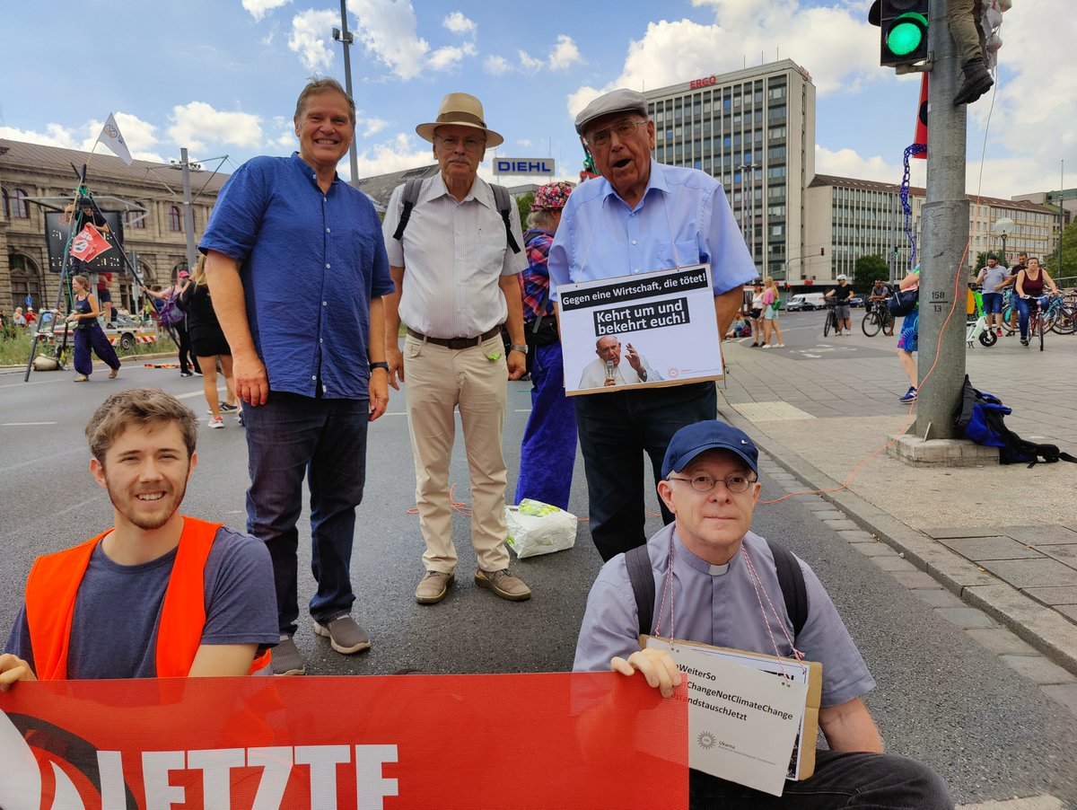 Schuldig, 50 Tagessätze. Was mich ärgert: Obwohl zwei Politiker (CSU und Grüne), die auch bei der Blockade vor dem Hauptbahnhof dabei waren, als Zeugen erklärten, dass Demonstrationen, Petitionen, Diskussionen... jahrzehntelang nicht geholfen haben, Politik ins Handeln zu bringen