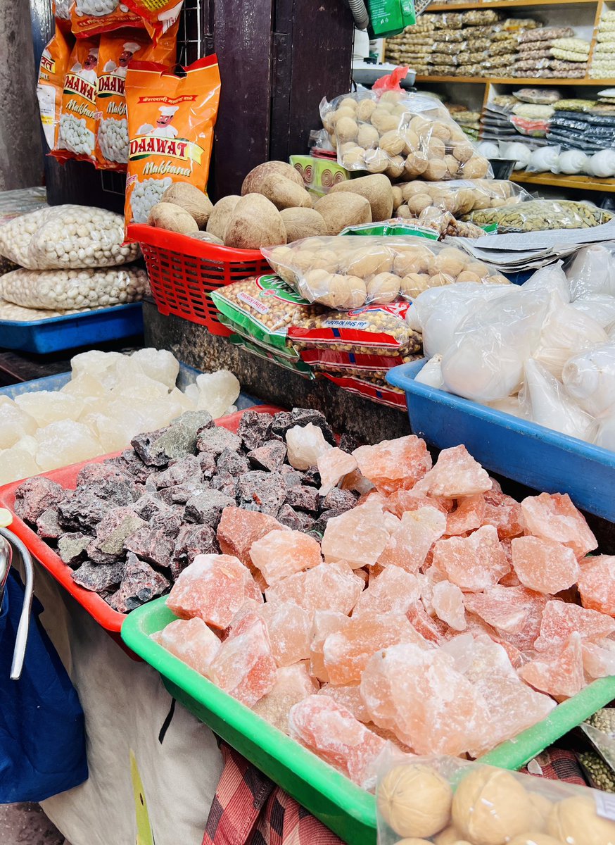 Nepali Salt vendors are selling — Himalayan Pink salt, Black Salt chunks and natural Rock salt in Ason. Here is a picture of me with two friendly salt vendors.
#nepalisalt #foodsandflavorsfromnepal #tasteofnepal