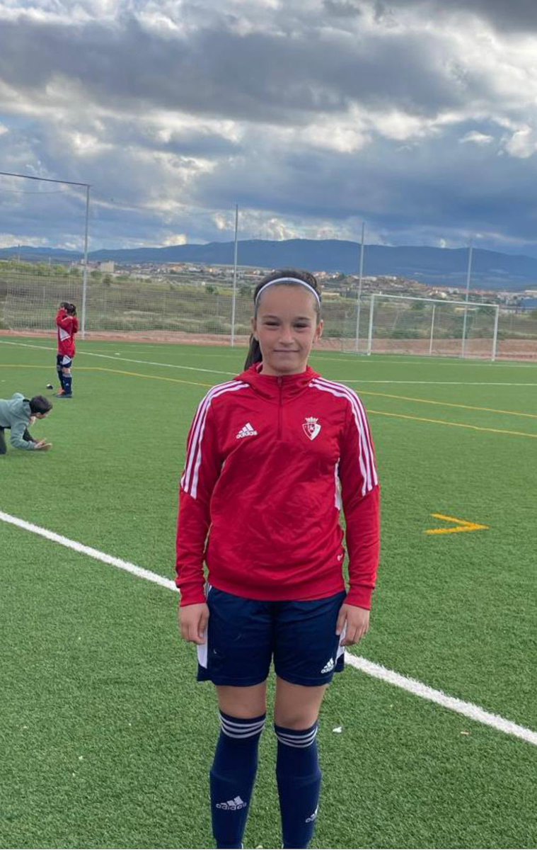 Ayer nuestra jugadora del equipo Alevín, Aitana Chueca Chueca, disputó en Pradejón un partido amistoso con el equipo de tecnificación de Osasuna marcando uno de los goles del partido y dando la asistencia en otro. Enhorabuena campeona a seguir así!!!