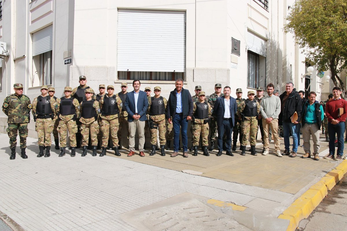 jpgarciaok's tweet image. SEGURIDAD RURAL: DOLORES TENDRÁ 15 NUEVOS AGENTES PARA PREVENCIÓN Y UN DRONE DE ALTA TECNOLOGÍA 🚔

Dimos la bienvenida a los 15 nuevos agentes policiales que trabajarán para prevenir el delito en las zonas rurales de Dolores.