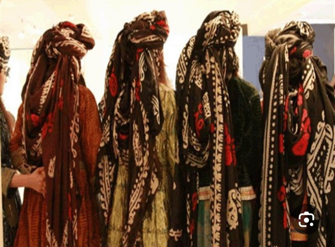 لباس زنان کرد زیباترین و پوشیده ترین لباس محلی ایرانی
#قه‌ڵای_مه‌ریۆان
#کردستان_زیبا