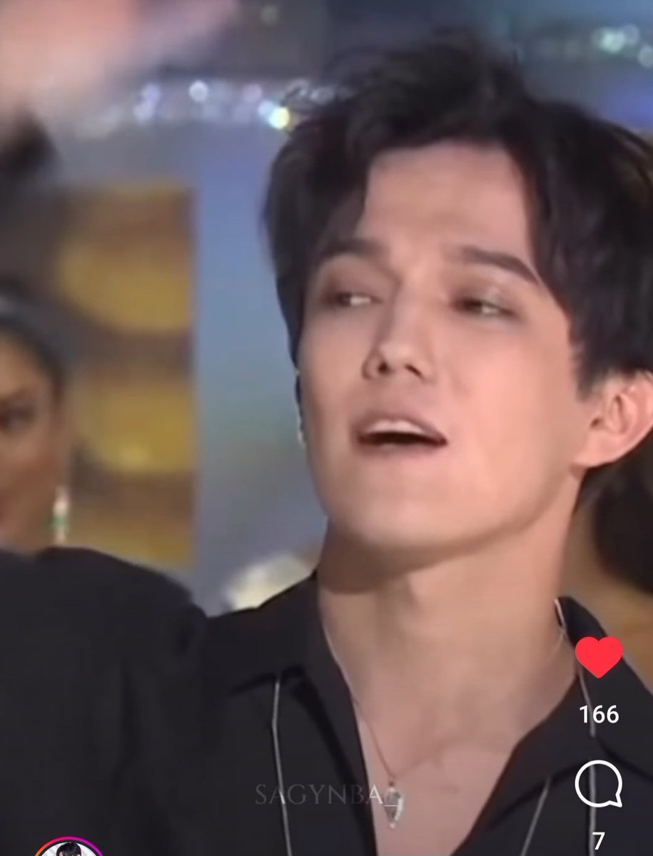 @Juntos_Dear65 A BEAUTIFUL HEART 
Talent, the ability to stay on stage!!! Inconceivable !!
#SmokeByDimash 
#DimashConcertBudapest