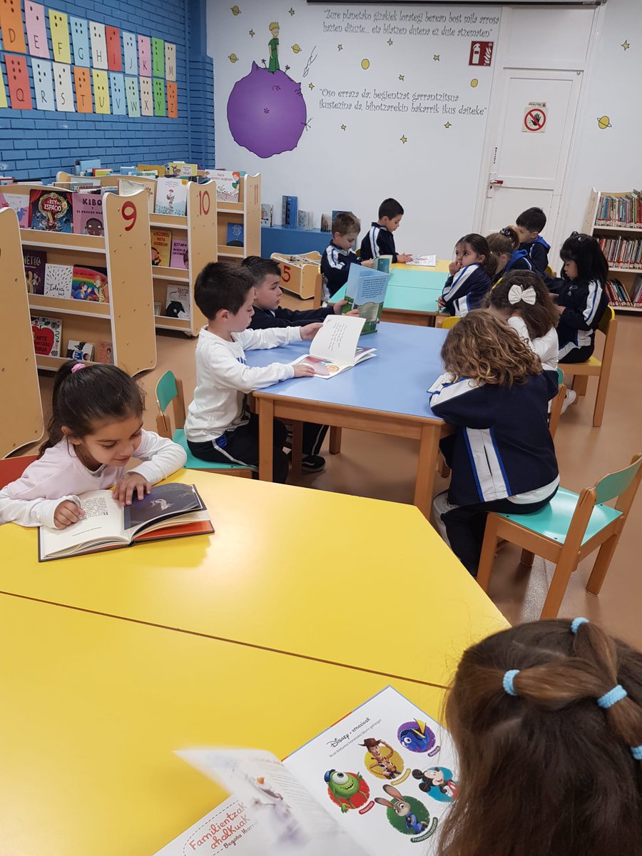 📚Con motivo del #DíaMundialdelLibro los txikis de HH5 han visitado la biblioteca de #Bermeo y también han tenido tiempo para leer sus #libros favoritos. La #lectura desarrolla su #imaginación. #JoxeMielBarandiaranUdalLiburutegia