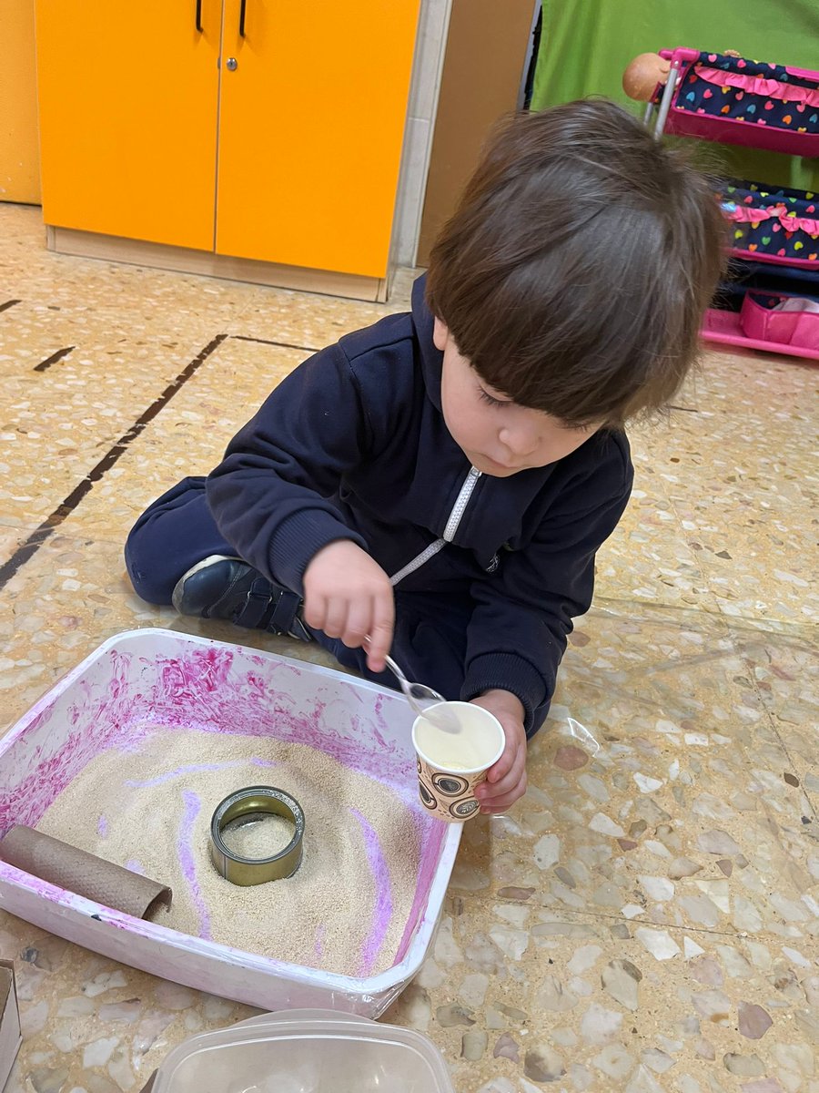 Que bé que s'ho passen les petites i els petits d'I-3 tot fent transvasaments. Es tracta d’una experiència sensorial on agafen destresa en la motricitat fina fent servir materials naturales i/o reciclats. 

#mdpbailen 
#educacióinfantil