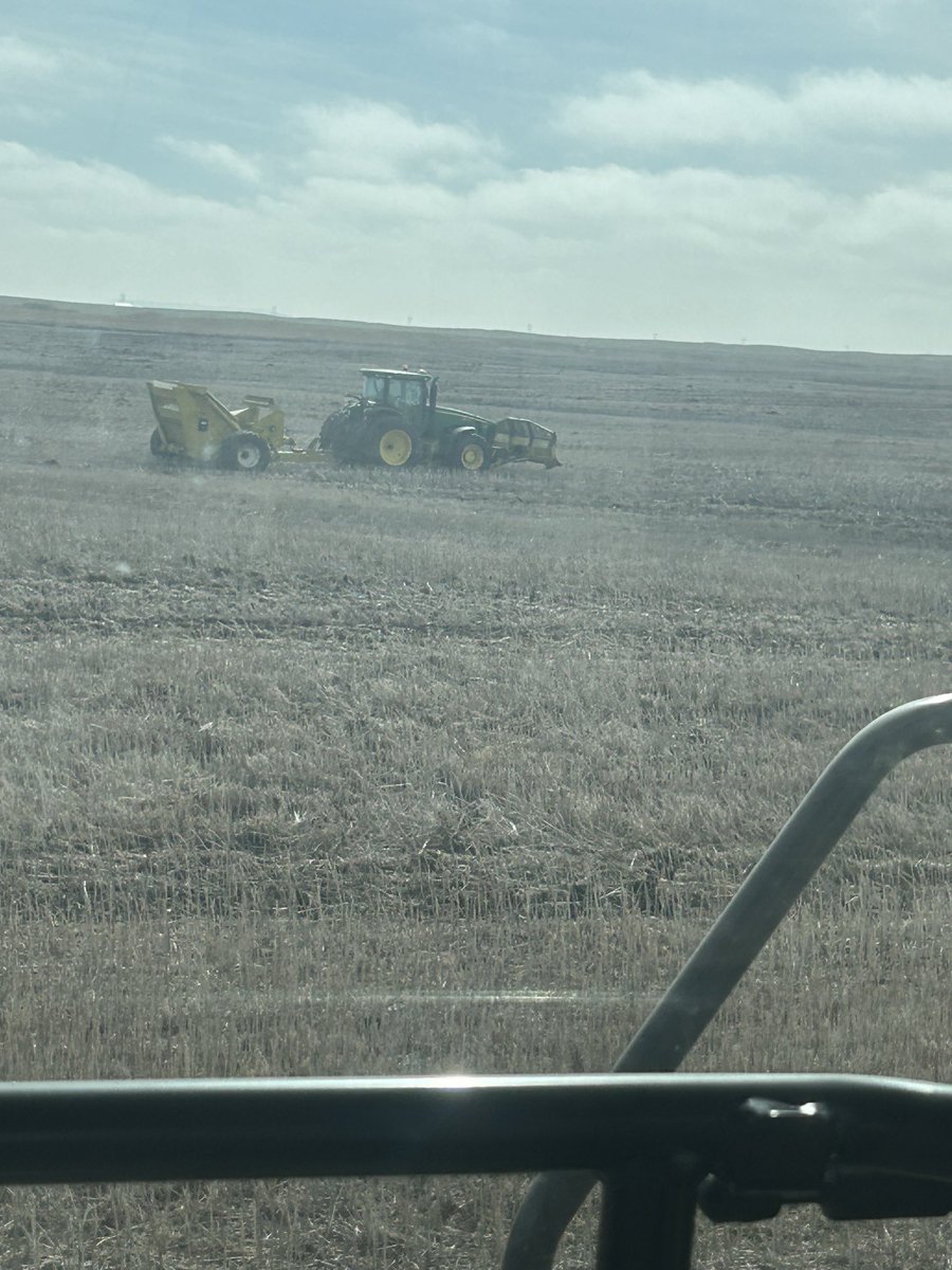 One day I’ll have enough hours in that I can be the stonepicker guy. 😆 Dad is like a little kid at Xmas time with the RockKing and the 8R. Staying 5-6 passes behind me on the airseeder. 👍🏻 #AgTwitter