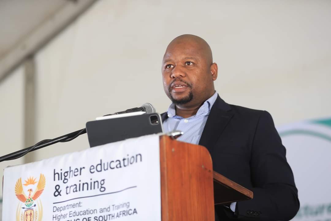 HigherEduGovZA's tweet photo. Minister @DrBladeNzimande officially launched the Community Colleges infrastructure Programme at the Tjheheso Skills Development Centre in Reitz, Free State Province. #CETcolleges #Infrastructurelaunch https://t.co/5brDvWArmK