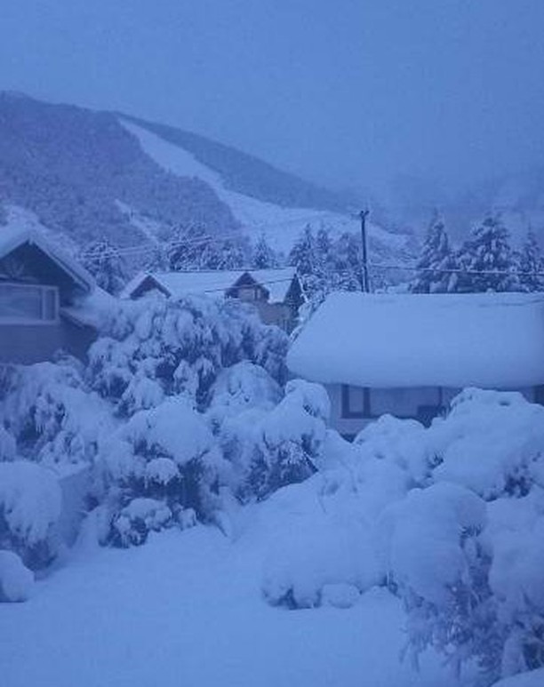 Güney Yarımküre'de kış yaklaşıyor . Bu fotoğraf bugün, Arjantin Bariloche'den. ❄️ 📽️ @meteoaficionados