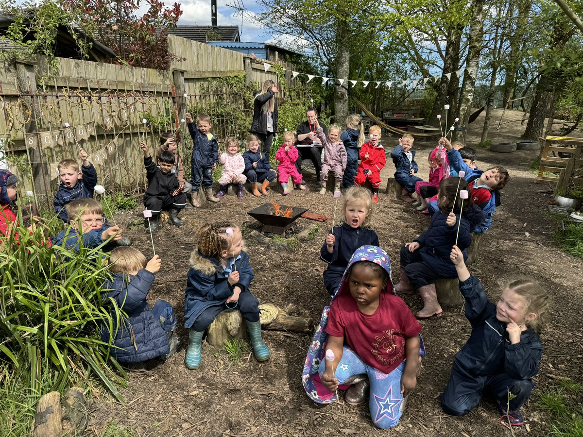 😋Toasted marshmallows and storytime = we love forest school☀️#forestschool #reception #campfire #storytime #toastedmarshmellows #makingmemories