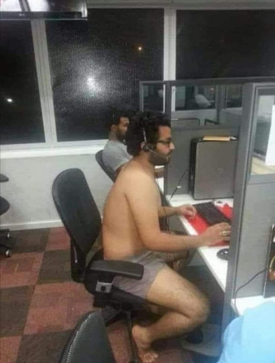 NinoJenamosa963's tweet image. " صورة حصرية لمواطن مصري بياكل من جوعه ، وبيشرب من عطشه ، وبيشلح ببوكسره ، وبيتعلم برمجة من قطع كهربته " 😁