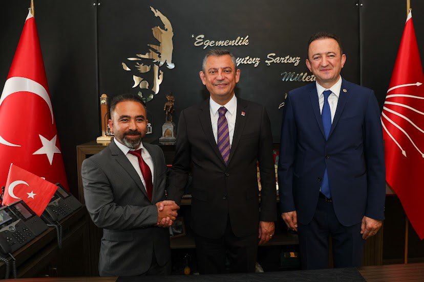 Staj ve Çıraklık Federasyonu Başkanı, İl Temsicileri ve Cumhurbaşkanı’nın Konya mitinginde gözaltına alınan mağdurlarla birlikte Genel Başkanımız Sayın Özgür Özel’i makamında ziyaret ettik. 

Nazik kabulleri ve misafirperver ev sahiplikleri için Genel Başkanımız Sayın Özgür