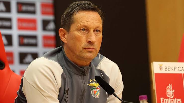 Benim teknik direktör adayım Roger Schmidt Önceki sezon 17 puan farkla 3. Olan Benfica'yı ilk senesinde şampiyon yapıp şampiyonlar liginde çeyrek final oynattı Sözleşmesi var ama bu seviyedeki en iyi hoca budur