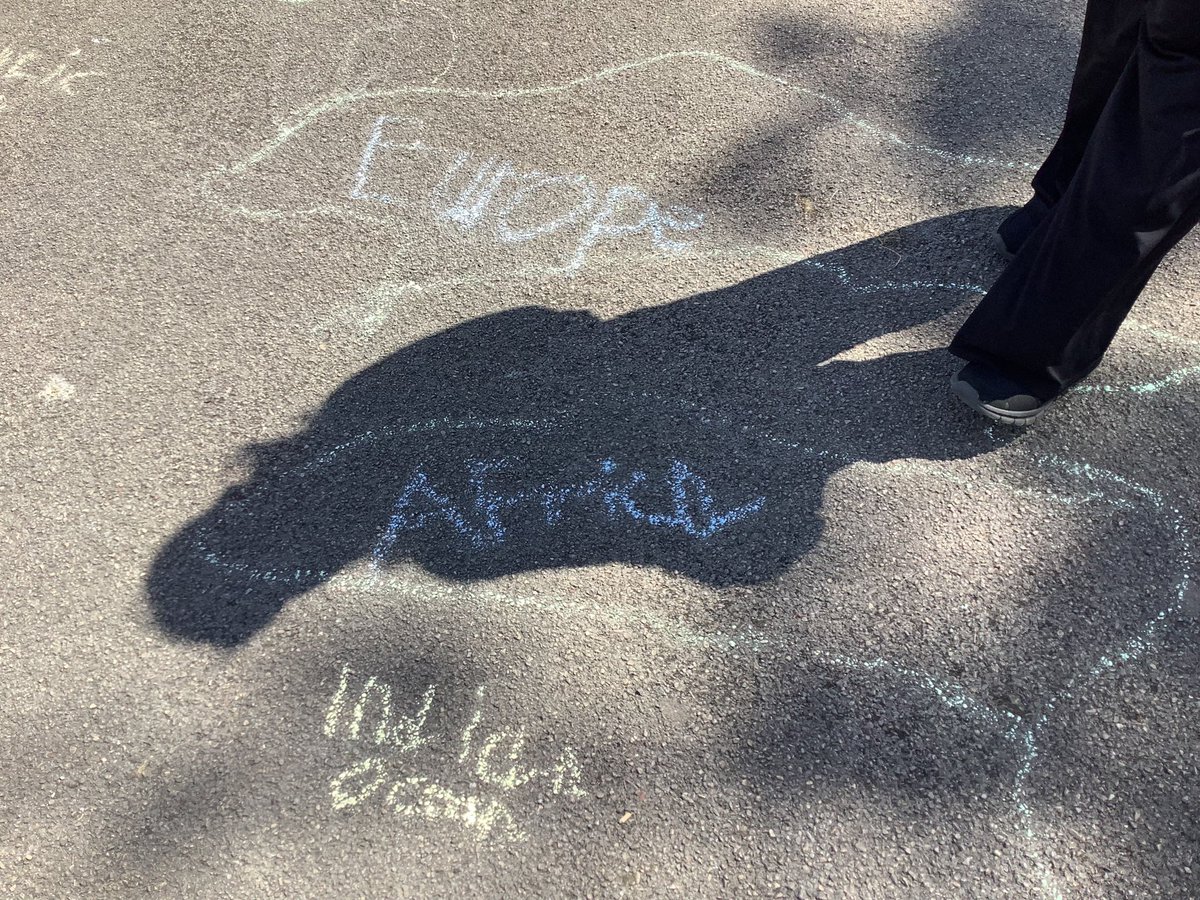 Y2 #geography learning outside to chalk maps of the world labelling continents and oceans. Some children even laid down to represent themselves as a continent #activelearning @BourneTrust