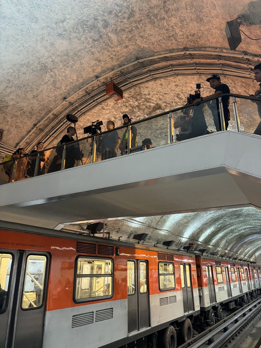 ¡Hola @MetroCDMX! En la estación Camarones están grabando algo y no permiten que los usuarios utilicen el puente del andén ¿quién dio éste permiso? ¿Qué están grabando?