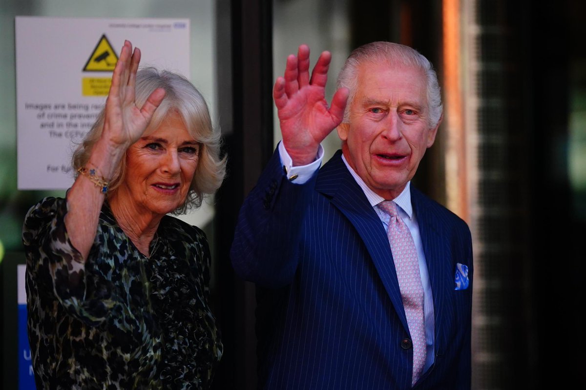 How absolutely fantastic to see Their Majesties The King and Queen at The Macmillan Cancer Centre at University College Hospital. Welcome back Sir, you have been much missed, but do also remember to allow time to rest and get fully well @royalfamily