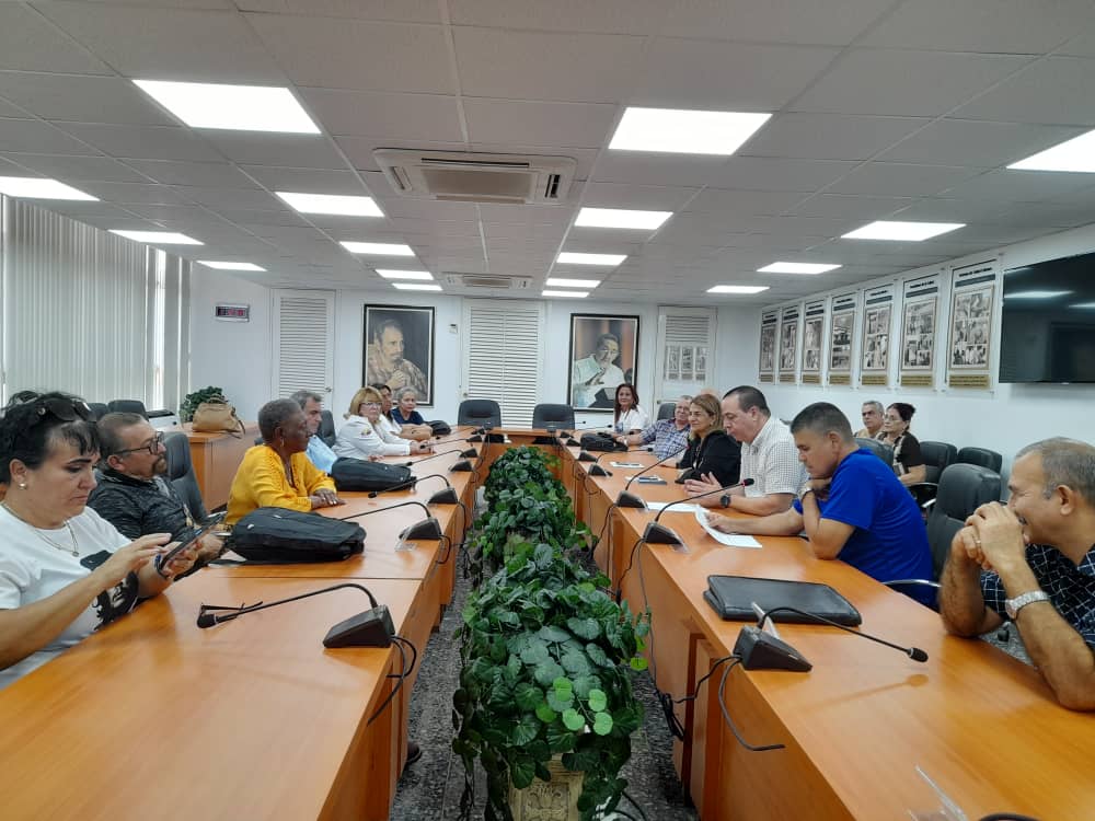 🩺@japortalmiranda 🇨🇺 sostiene encuentro con trabajadores del sector, condecorados en ocasión de la celebración del #1Mayo, Día Internacional de los Trabajadores, con importantes aportes a la producción, los servicios, la docencia, la investigación y la defensa de nuestro país.