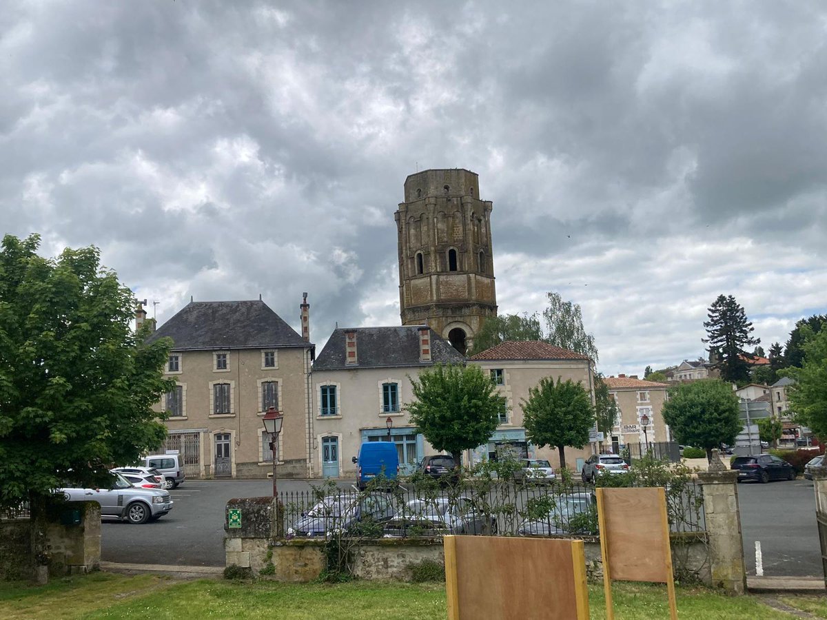 Le Préfet s’est rendu à #Charroux, labellisée Village d’avenir. L’Etat, avec une chargée de projet dédiée, accompagne les projets de cette commune (ingénierie et financement) soutient les collectivités et leurs projets ➡️ Projet de transformation de la maison du pays charlois en…