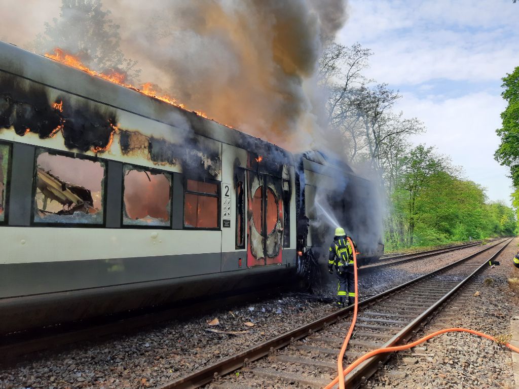 Brand eines Regiobahn-Zuges im Neandertal: #Erkrath (ots)   Die Feuerwehr Erkrath wurde heute um 11:25 Uhr zunächst mit dem Einsatzstichwort „Kleinfeuer“ zur Metzkausener Straße im… cityreport.pnr24-online.de/brand-eines-re… #Blaulicht #BundeslandNordrheinWestfalen #Feuerwehr #Bundesländer