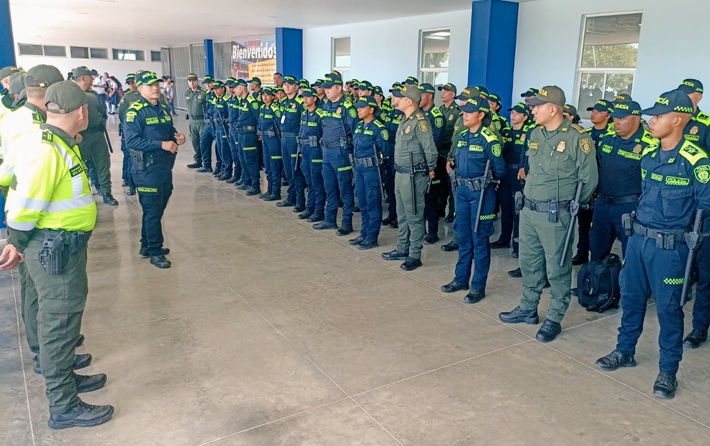 PoliciaMevap's tweet photo. 🚨#AEstaHora Se instala el dispositivo de seguridad para el desfile de los piloneritos.👩🏻👦🏻🎊
Con el apoyo de todas las especialidades de la Policía Nacional, garantizamos el disfrute en familia en esta versión del festival Vallenato #57🪗
#DiosYPatria #MásSeguridadEnValledupar https://t.co/UvMhJK42sI