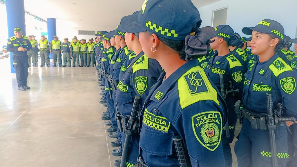 PoliciaMevap's tweet photo. 🚨#AEstaHora Se instala el dispositivo de seguridad para el desfile de los piloneritos.👩🏻👦🏻🎊
Con el apoyo de todas las especialidades de la Policía Nacional, garantizamos el disfrute en familia en esta versión del festival Vallenato #57🪗
#DiosYPatria #MásSeguridadEnValledupar https://t.co/UvMhJK42sI