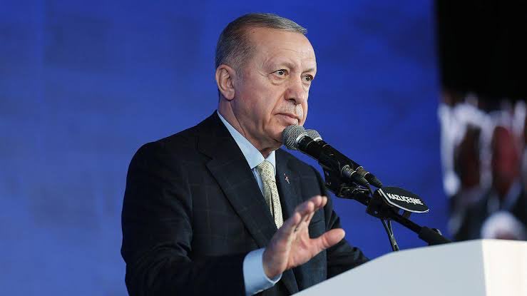 Cumhurbaşkanı Erdoğan:

Taksim Meydanı’nın miting yeri olmadığı, mitinge uygun alt yapıya sahip olmadığı herkesin malumuyken bu konudaki dayatmaları masum bulmuyoruz. 

İstanbul’da gösteri, yürüyüş yerleri bellidir. 

Gerekli izinler ve tedbirler alındığı sürece herkes mitingini…