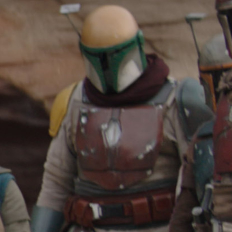 Wait a fucking minute. Does this background covert Mando from the Mandalorian season 3 have Din Djarin's chestplate from Mando season 1??? Not talking about the cast, the actual weathering and dents all line up. Woah.