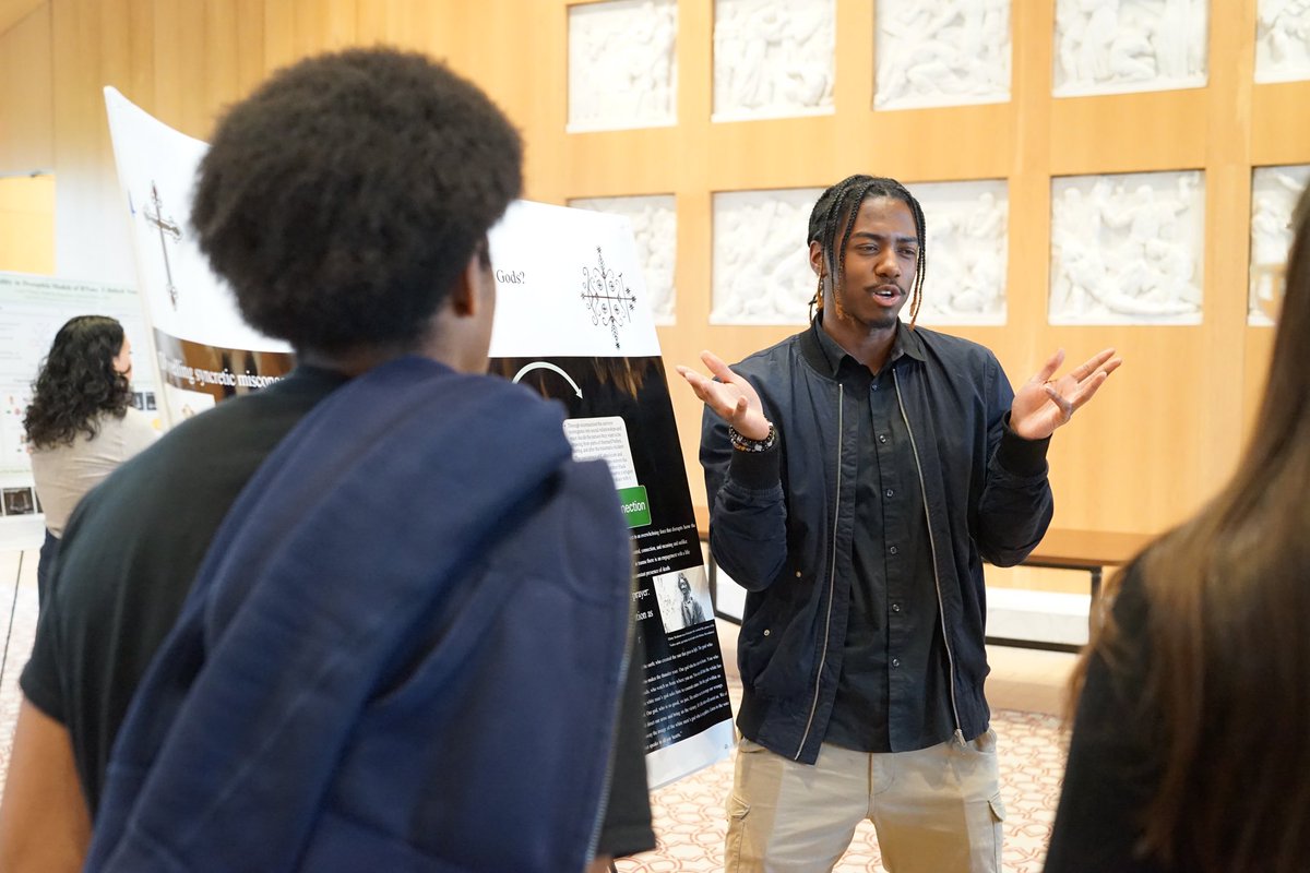 🧐🚊 Hundreds of student researchers examined their interests—from the subway’s social code to aggressive pigeon behavior to religion as rebellion— at this year’s undergraduate and graduate research fairs!  Read more: now.fordham.edu/tag/undergradu…